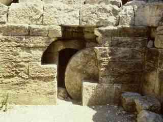 Hrobka s kulatm kamenem, Khirbet Midras, Izrael