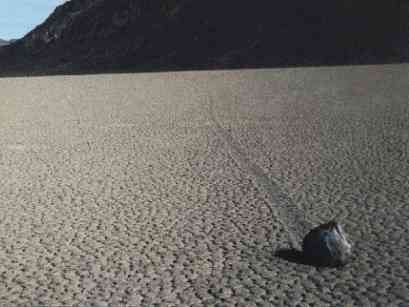 Plachtc/Klouzajc kameny, dol smrti, Kalifornie; Sailing/Sliding rocks, Death Valley, California